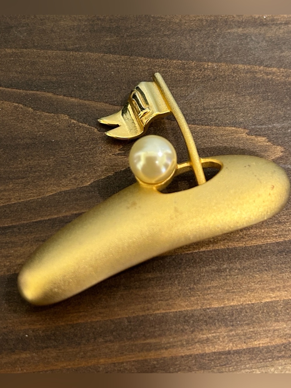 Vintage Gold Tone Golf Brooch Pin with Faux Pearl – Sporty Minimalist Jewelry